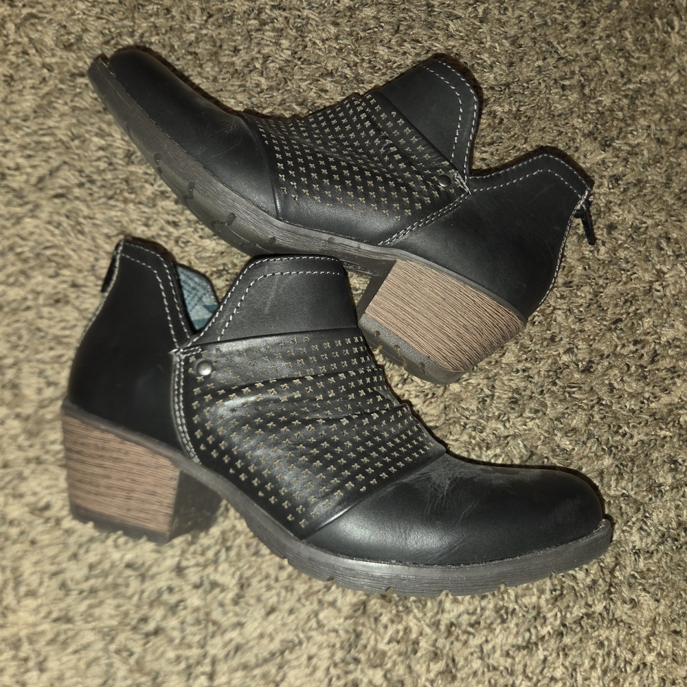 Earth Origins Black Ankle Booties with Textured Design